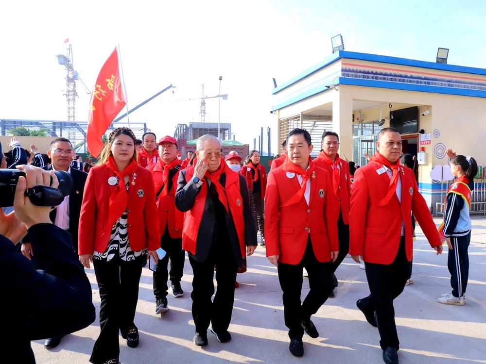 “狮行长征路”百色公益行助学