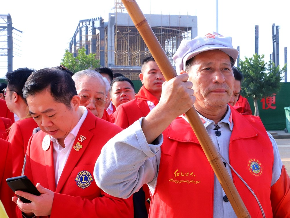 “狮行长征路”百色公益行助学